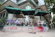 Manifestantes anti gentrificación agreden a comensales, transeúntes y destrozan negocios