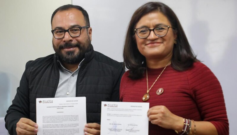 La alcaldesa de Iztapalapa, Clara Brugada, y el director general del Instituto de Vivienda de la Ciudad de México, Anselmo Peña, firman un convenio de colaboración para la regularización de la tenencia de la tierra en la alcaldía.