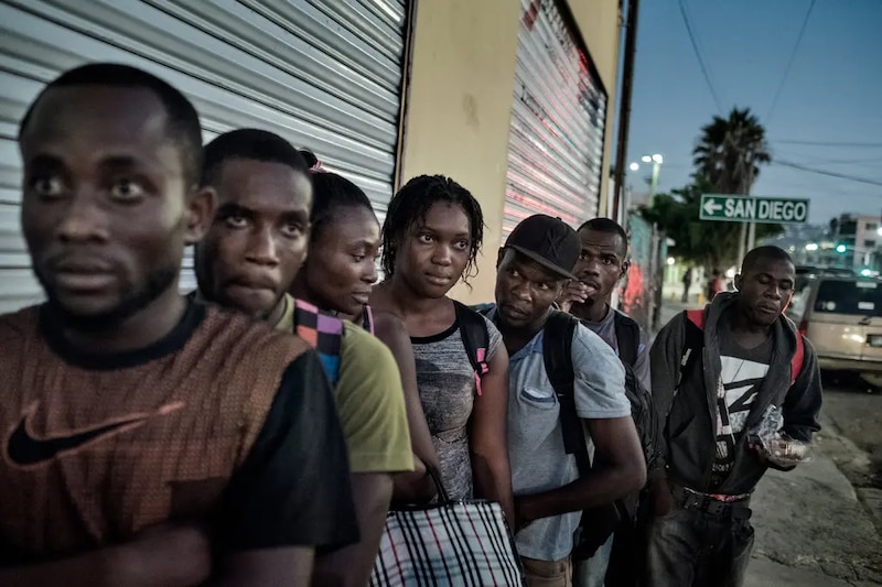 Inmigrantes haitianos esperan en la frontera de México y Estados Unidos