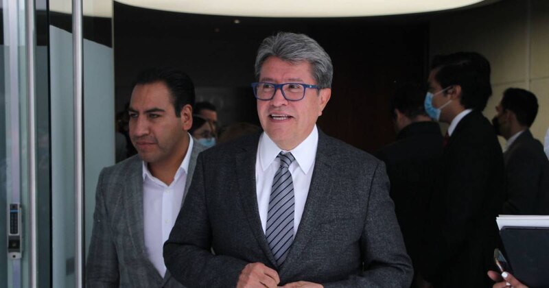 El presidente de México, Andrés Manuel López Obrador, saluda a sus seguidores.