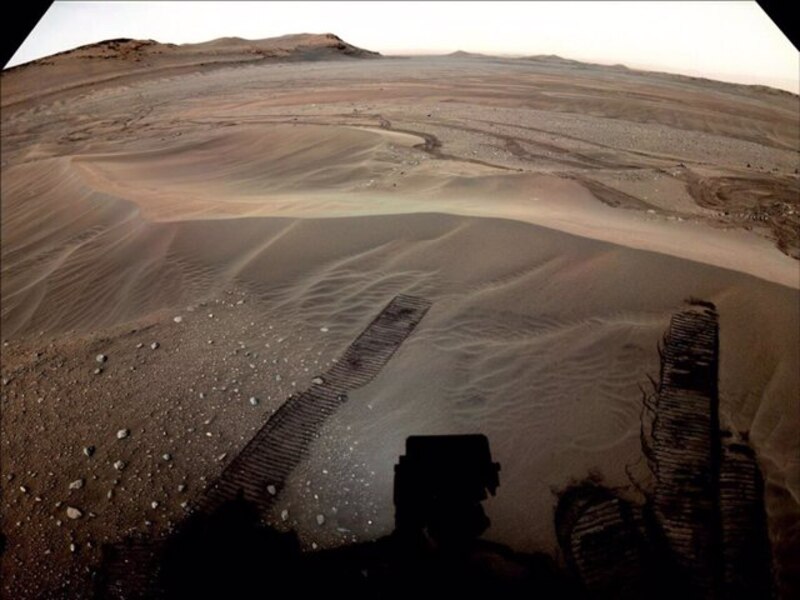 Las huellas del rover Curiosity en Marte
