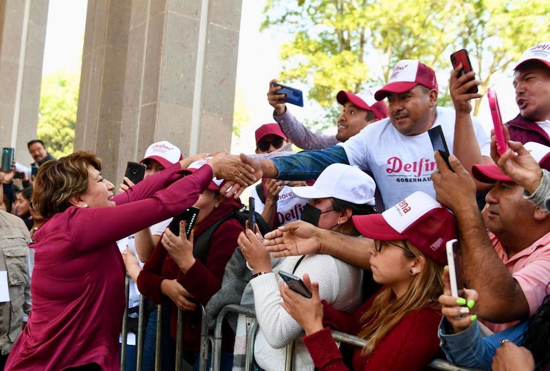 La candidata Delfina Gómez saluda a sus simpatizantes