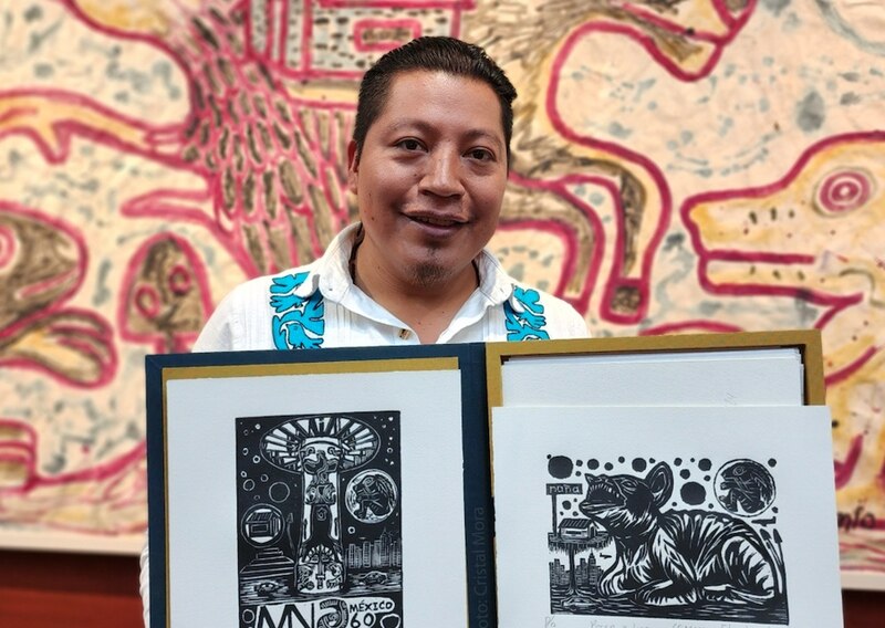 Artista plástico mixteco exhibe su obra en Nueva York