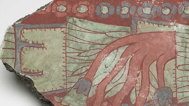 Fragmento de mural maya con un personaje y jeroglíficos