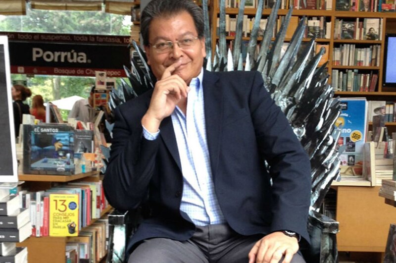 El escritor George R.R. Martin se sienta en el Trono de Hierro en una librería de Santiago de Chile