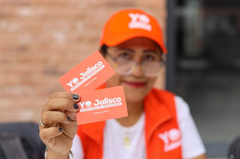 Funcionarios entregan tarjetas electrónicas de transporte a beneficiarios del programa Yo Jalisco en Puerto Vallarta