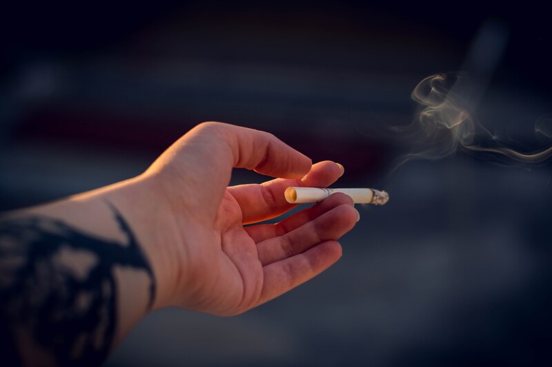 Mujer fumando un cigarrillo