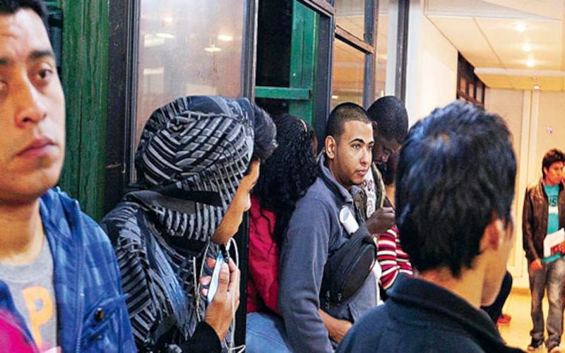 Jóvenes esperan su turno para entrar a un casting