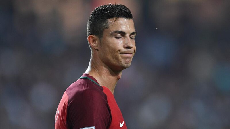 Cristiano Ronaldo, el jugador portugués, muestra su frustración tras perder el partido.