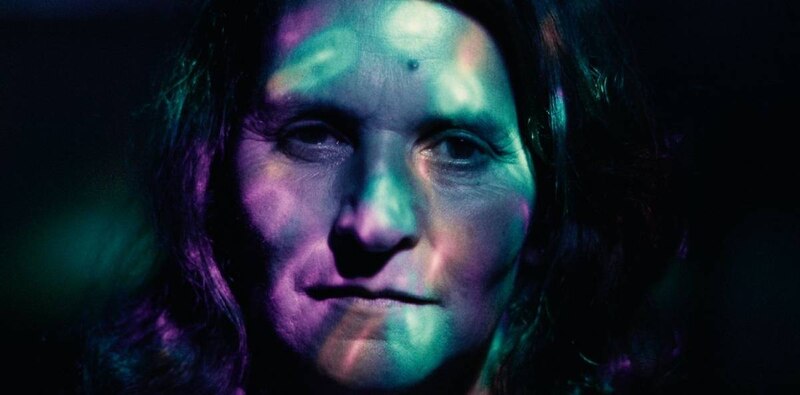 Retrato de mujer con luces de colores