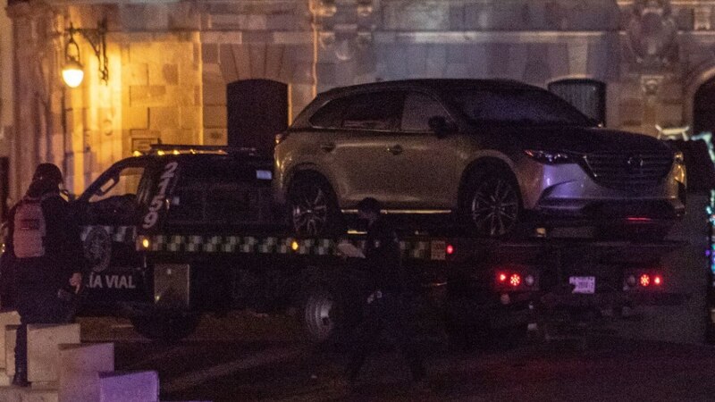 Coche siendo remolcado por la policía