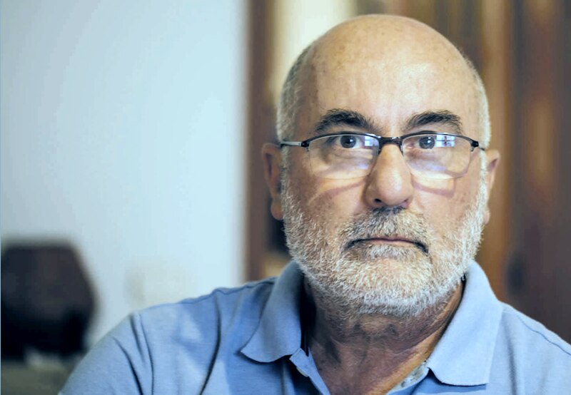 Un hombre con barba y gafas