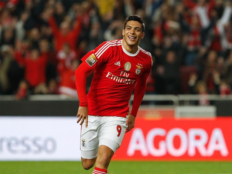 El jugador de fútbol mexicano, Raúl Jiménez, celebra un gol con el Benfica.