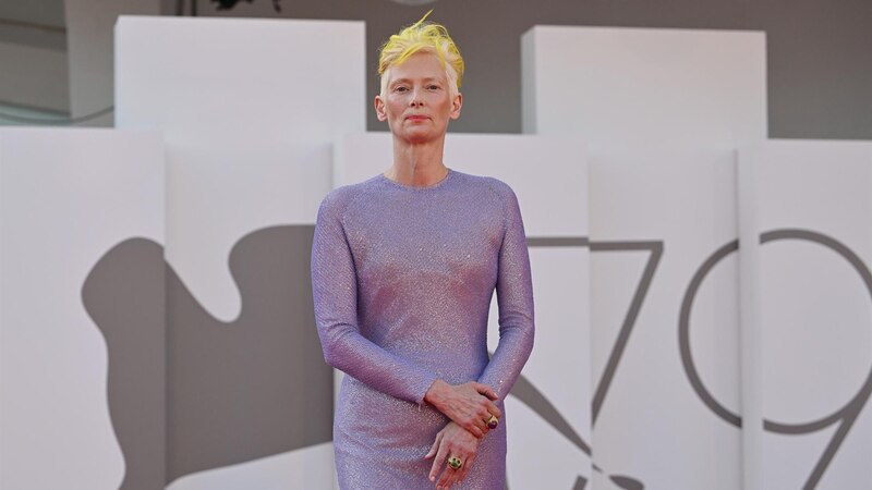 La actriz Tilda Swinton con un vestido lavanda en el Festival de Cine de Venecia
