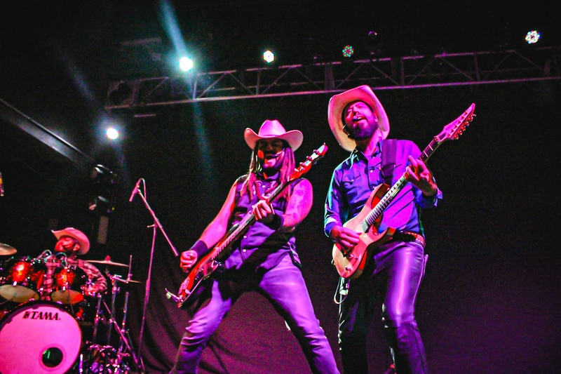 Grupo de música country en concierto