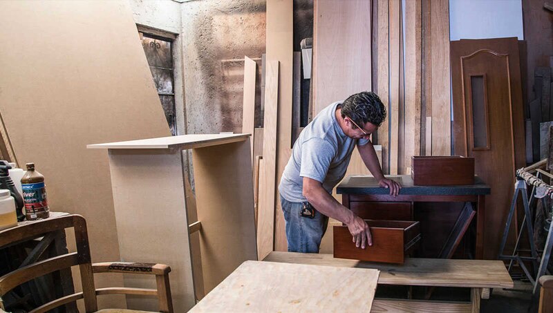 Carpintero trabajando en un mueble