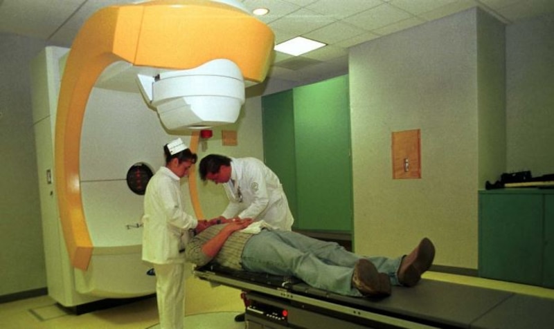 Paciente recibiendo tratamiento de radioterapia.