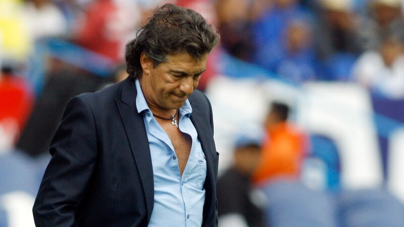 El entrenador de fútbol luce preocupado