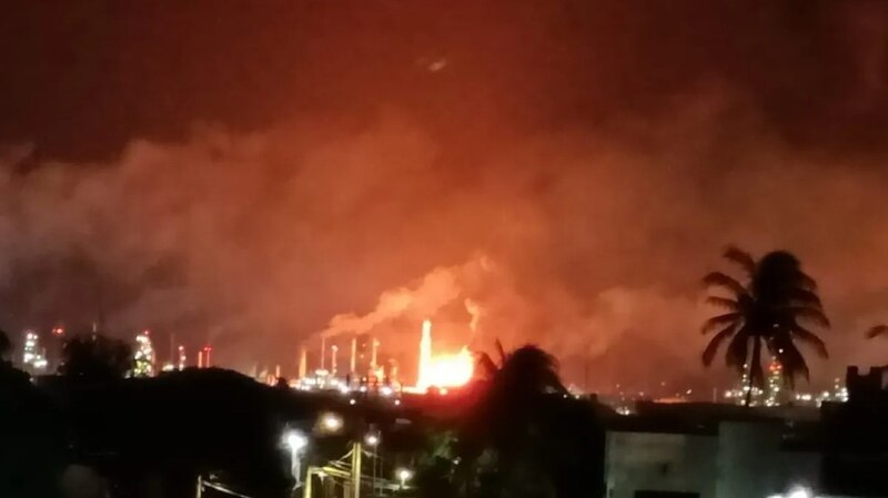 Incendio en una refinería de petróleo