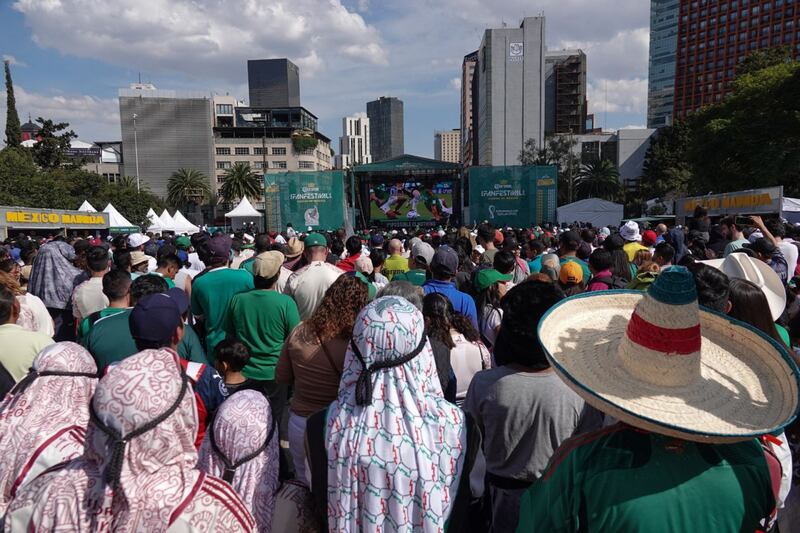 Miles de aficionados acudieron a apoyar a la selección mexicana en el partido contra Argentina en el Fan Fest realizado en el Monumento a la Revolución