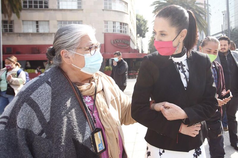 La Jefa de Gobierno, Claudia Sheinbaum, saluda a una mujer en la calle.