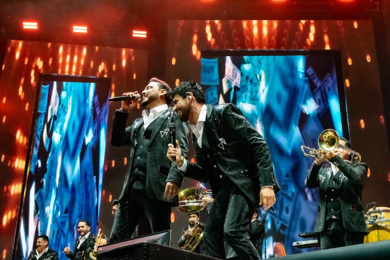 Banda Machos y Banda El Recodo durante su presentación en la Arena CDMX