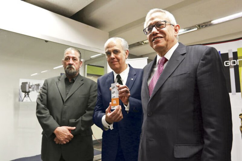 Entrega de reconocimiento a los ganadores del concurso de fotografía.