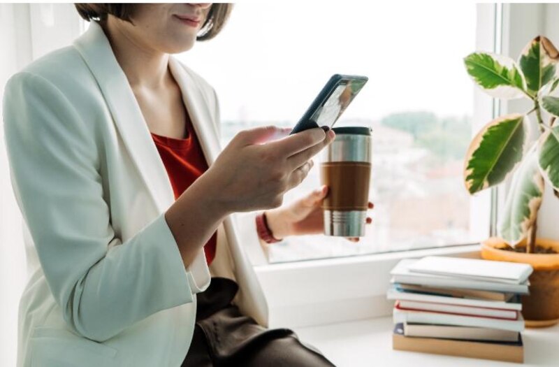 Mujer joven usando su teléfono móvil