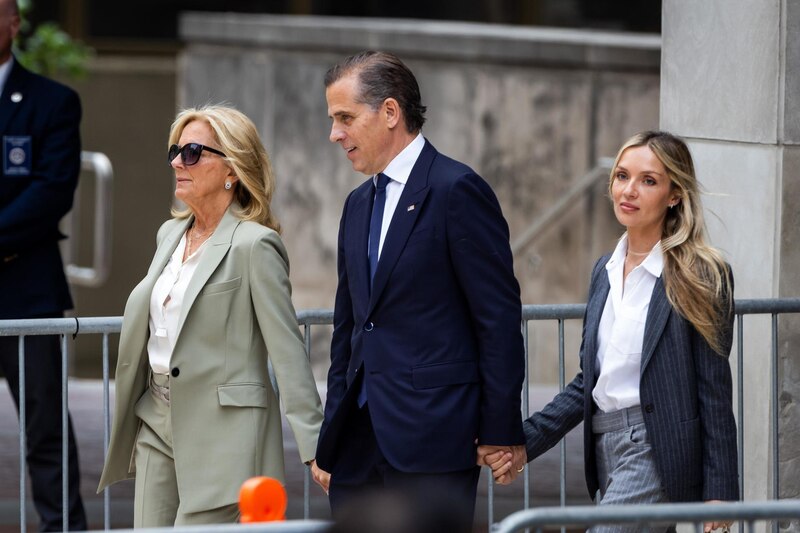 El gobernador Andrew Cuomo, su esposa Sandra Lee y su hija Mariah Kennedy Cuomo asisten a un evento público.