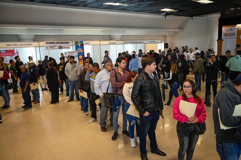 Grupo de personas en una feria de empleo en Coahuila