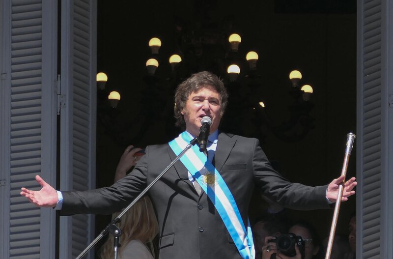 El presidente Alberto Fernández da un discurso desde el balcón de la Casa Rosada