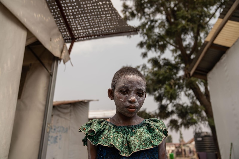 Niña africana con la cara pintada