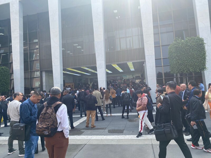 Multitud de personas en la entrada de un edificio gubernamental