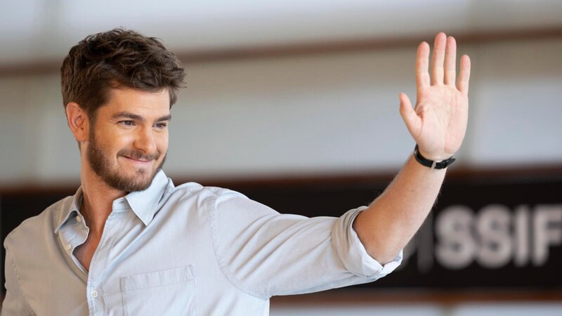 Andrew Garfield saluda a sus fans