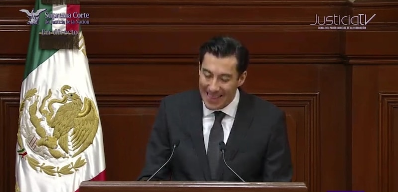 El Presidente de la Suprema Corte de Justicia de la Nación, Arturo Zaldívar, sonríe durante una sesión del pleno.