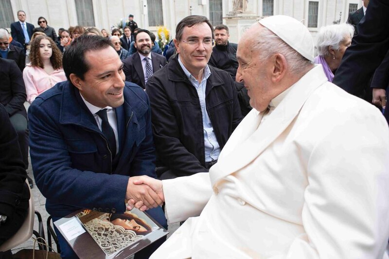 El Papa Francisco saluda al Presidente de Argentina, Alberto Fernández