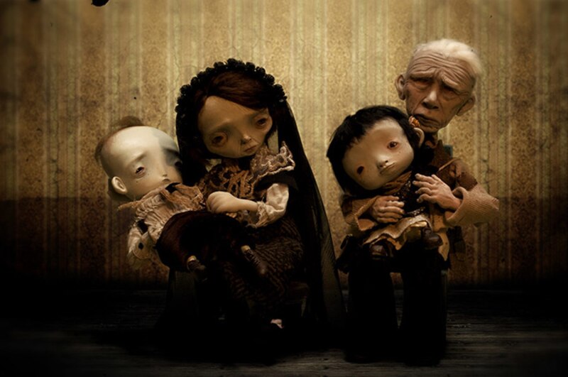 Familia de muñecas de porcelana