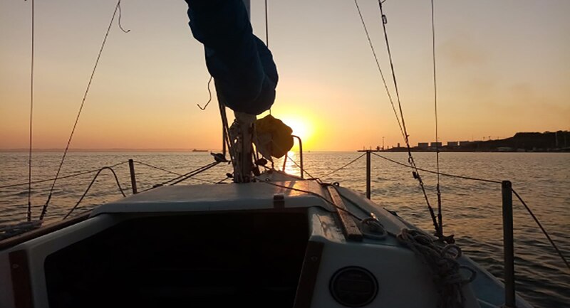 Velero al atardecer