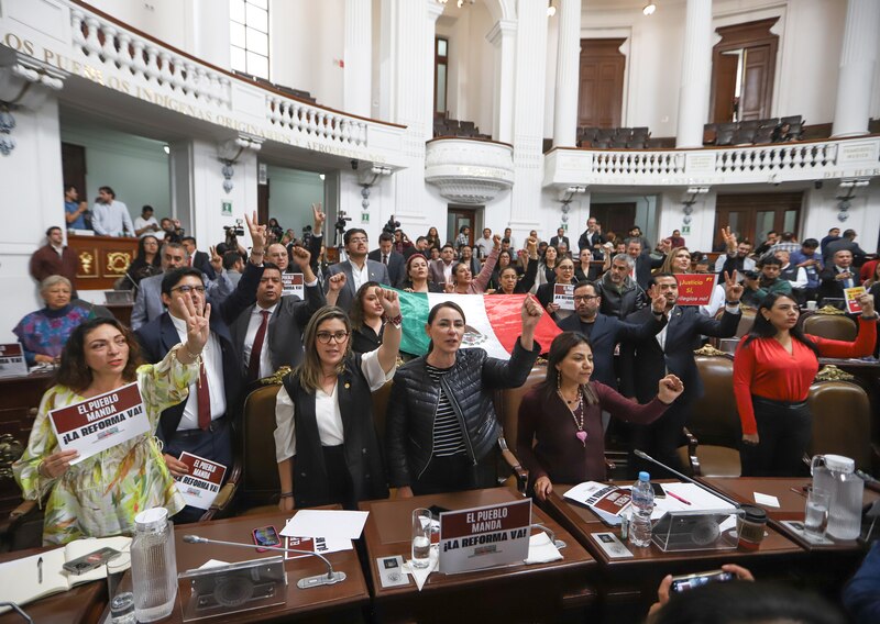 Posible título: Diputados mexicanos celebran la aprobación de una reforma electoral