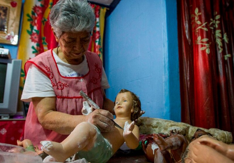 Mujer mexicana elabora figuras de yeso para nacimiento