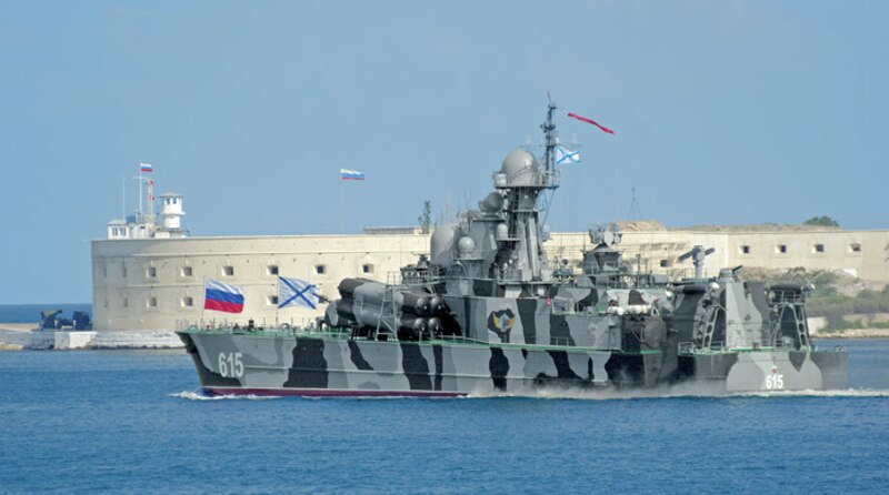 Buque de guerra ruso en el mar