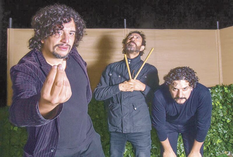 - Tres hombres sonrientes
