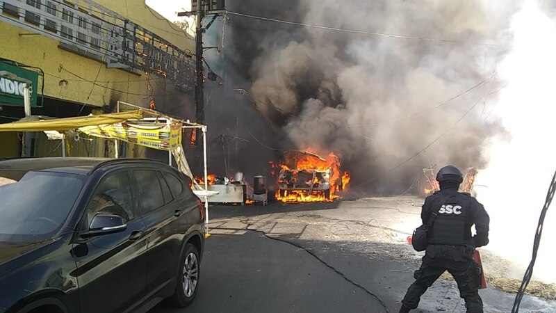 Incendio en un puesto de comida rápida deja un saldo de dos personas heridas