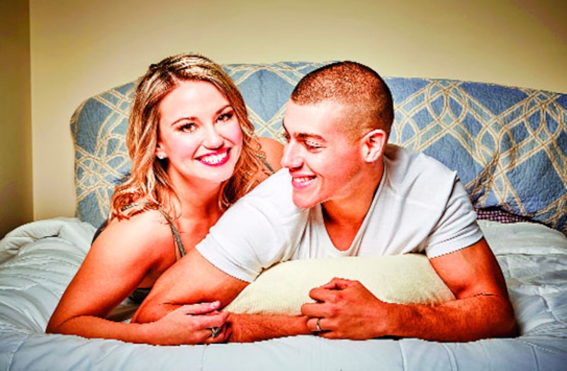 Pareja joven en la cama