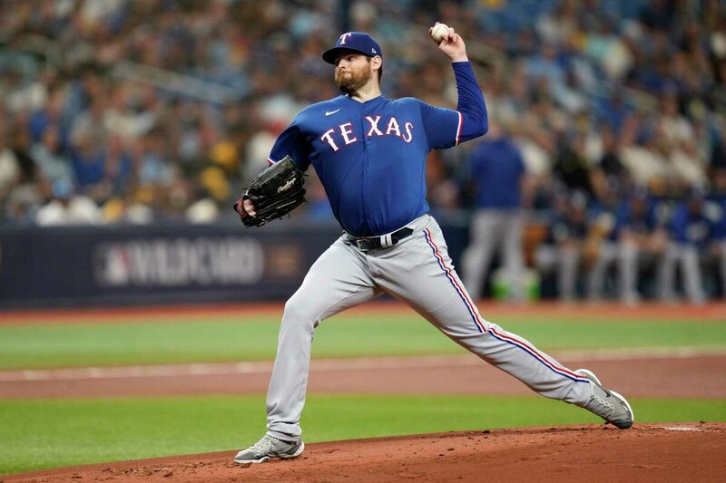 El lanzador de los Rangers de Texas, Martín Pérez, lanza la bola durante el partido contra los Rays de Tampa Bay.