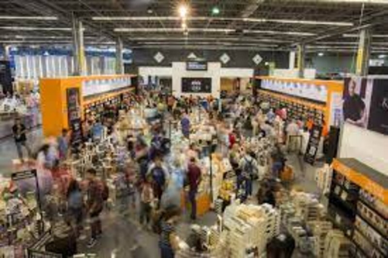 Librería con mucha gente