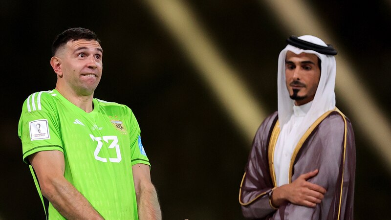El jugador de fútbol Gareth Bale se ríe con el jeque de Qatar tras la victoria de Gales sobre Irán
