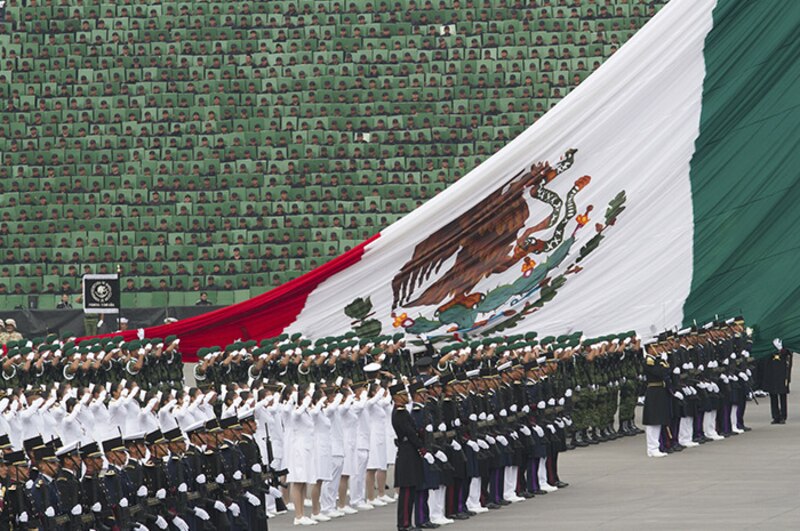 Soldados mexicanos rinden honores a la bandera
