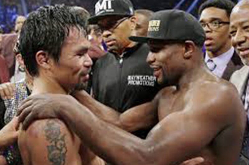 Floyd Mayweather y Manny Pacquiao se abrazan después de su pelea