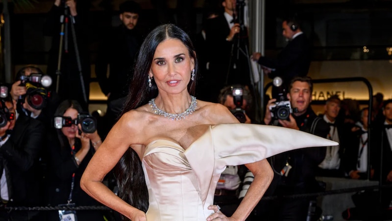 La actriz Demi Moore deslumbra en la alfombra roja de Cannes